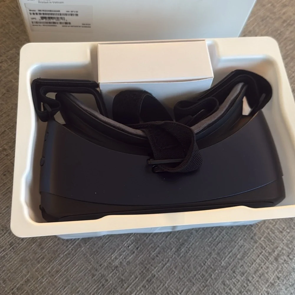 Samsung Gear VR headset - powered by Oculus